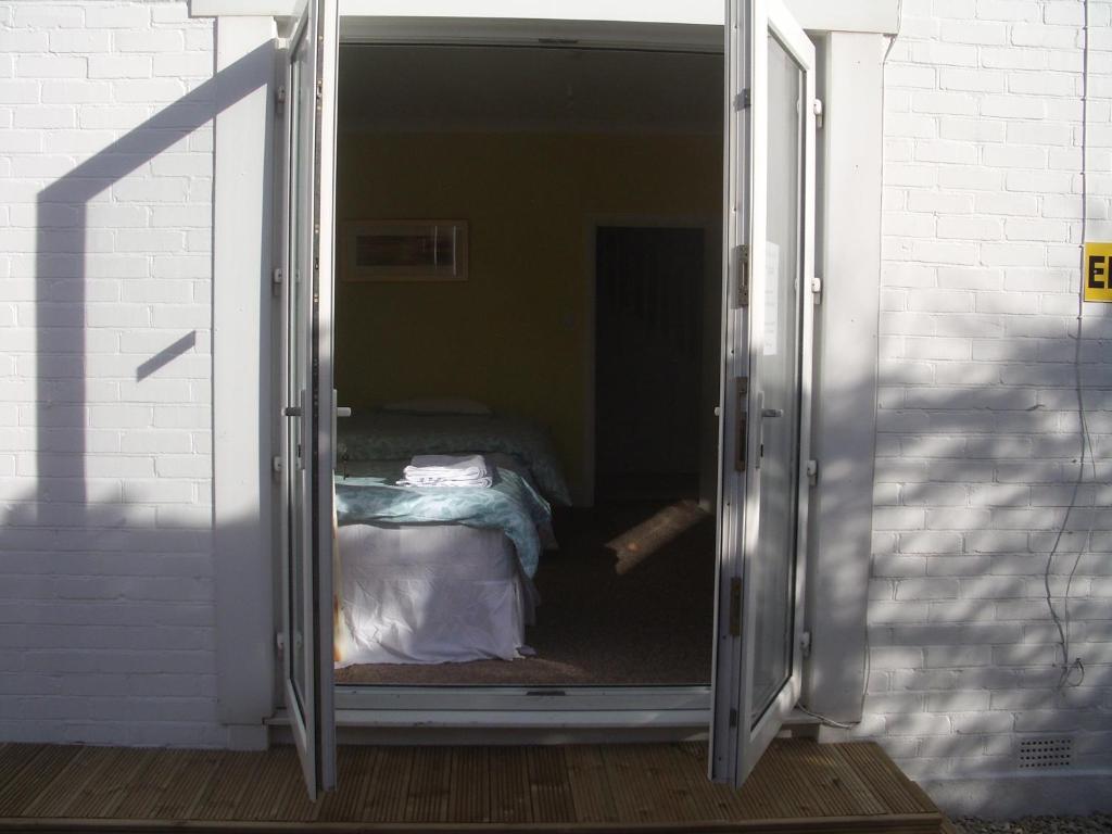 Barbie House: Beachfront Apartments with Beauty Amenities Paignton Room photo